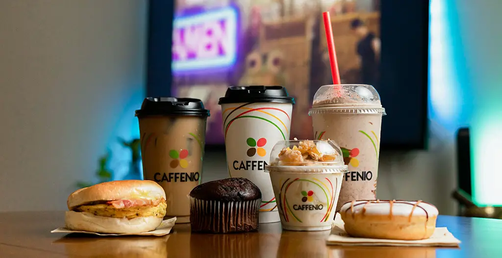 Productos de la cadena Caffenio: Donas, bisquet, muffins, café caliente y frío.